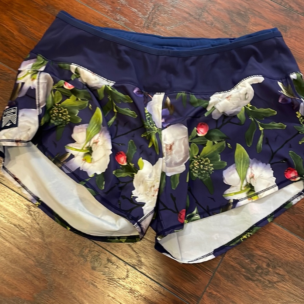 Oiselle running shorts size 6, light weight , elastic waist